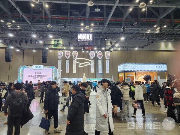 그러다보니 니케 부스 주변에는 항상 사람이 가득했다 / 게임와이 촬영
