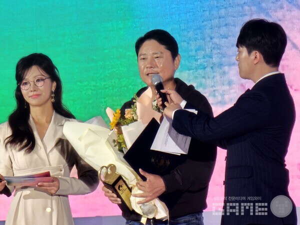 권영식 대표는 대상 수상이 영광이라며, 나혼렙의 개발진들과 이용자들에게 다시금 감사함을 전했다 / 게임와이 촬영 