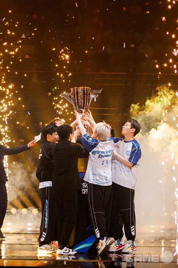 '크로스파이어'의 e스포츠 대회 ‘CFS 2024 그랜드 파이널’에서 중국 에볼루션 파워 게이밍(EVOLUTION POWER GAMING, 이하 EP)이 브라질의 바스코 이스포츠(Vasco Esports, 이하 바스코)를 세트 스코어 3대2로 제압하고 왕좌를 차지했다.