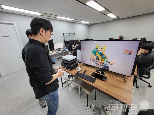 이용자들이 생각하시는 모든 패드로 게임을 플레이할 수 있을 것이라 말했다 / 게임와이 촬영