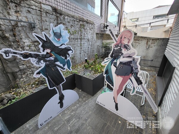 지하로 내려가는 길에서 대공동 6과 멤버들의 등신대를 만나볼 수 있다 / 게임와이 촬영