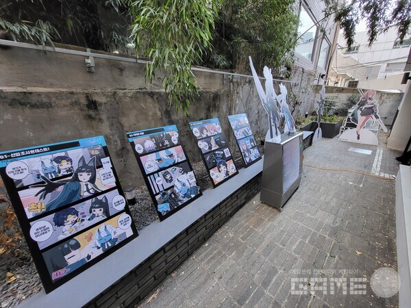 작가 연선생님이 그린 겨울 팝업스토어 특별 만화도 함께 전시되어 있다 / 게임와이 촬영