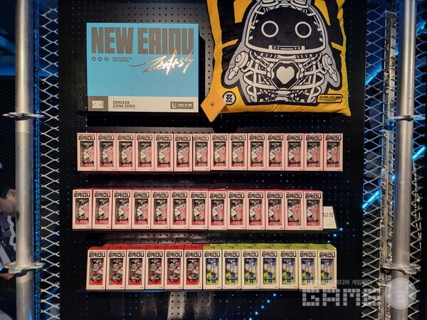 이번 겨울 팝업스토어에서 판매되는 핑거보드 키링 / 게임와이 촬영