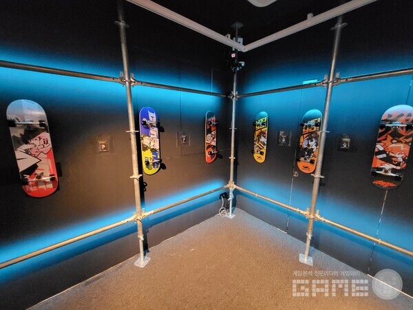 진짜 보드도 함께 전시되어 있었다 / 게임와이 촬영 