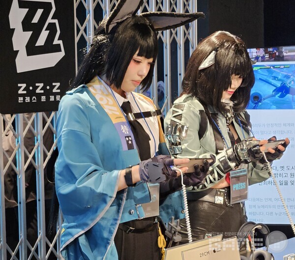 애플 존에서 젠레스 존 제로를 시연하는 코스어들의 모습 / 게임와이 촬영