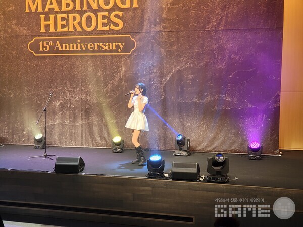 시작에 앞서 러블리즈 류수정이 무대에 올라 축하 공연을 펼쳤다 / 게임와이 촬영