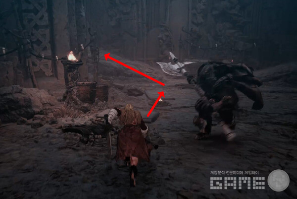 발컨에게는 만만치 않은 중간 보스다. 피해서 좌측으로. 퍼스트 버서커 카잔 /게임와이 촬영