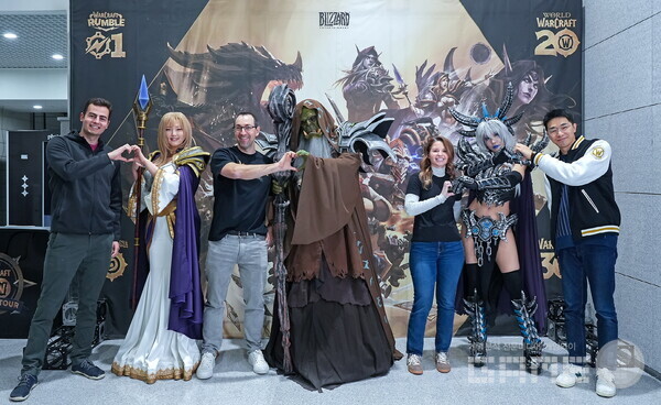  '스파이럴 캣츠'와 하트 포즈를 취하고 있는 월드 오브 워크래프트, 하스스톤 개발자들 /블리자드