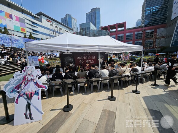 체험형 이벤트인 가면 제작소에도 많은 이용자들이 몰렸다 / 게임와이 촬영