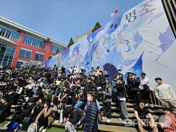 메인 무대 이벤트가 진행될때에는 좌석에 앉기 힘들정도로 많은 사람이 모였다 / 게임와이 촬영