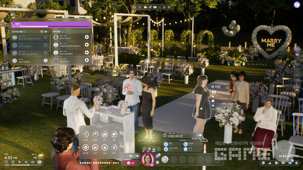 녹색 잔디 위에 흰색 집기가 잘 어울린다. 조이는 기타를 친다. 사람들이 몰려든다. 결혼식 느낌이 제대로 난다 인조이 /게임와이 촬영