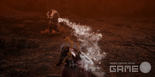 물 속성의 보조 아이템을 활용해 화염 공격을 가하는 보스 ‘랑거스’를 공략하는 장면 / 넥슨