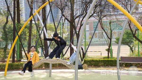 단풍잎 놀이터 2호 바이퍼 그네 / 넥슨