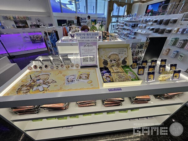 원신 PC 라운지에서는 일부 굿즈들의 실물과 얼박사 음료 세트를 맛볼 수 있다 / 게임와이 촬영