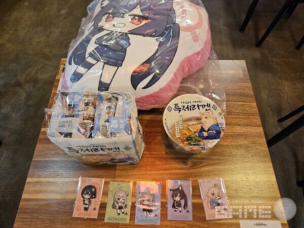 팝업스토어에서 얻을 수 있는 굿즈들을 모은 사진 / 게임와이 촬영