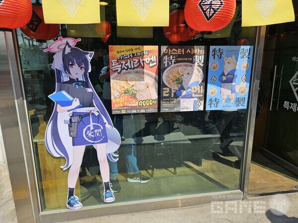 매장 외부에 붙어있는 세리카의 모습 / 게임와이 촬영