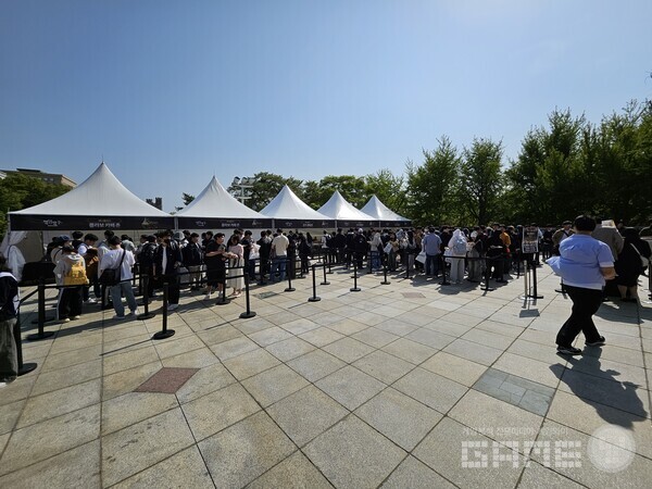 평화의 전당에 도착하자마자 볼 수 있었던 것은 굿즈를 사기 위한 어마어마한 대기열이었다 / 게임와이 촬영 