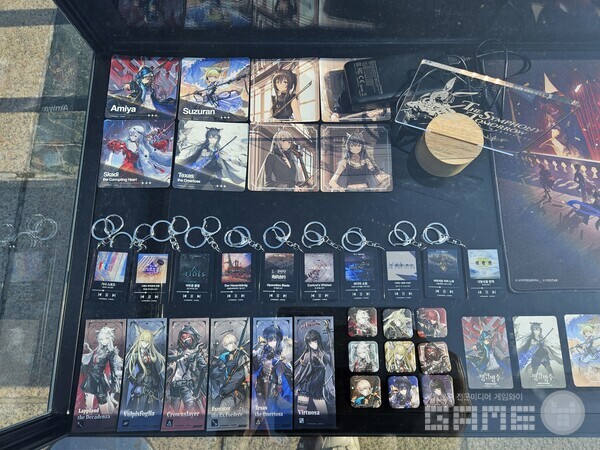 일부 오케스트라 굿즈들은 요스타 온라인 샵에서 판매될 예정이다 / 게임와이 촬영 