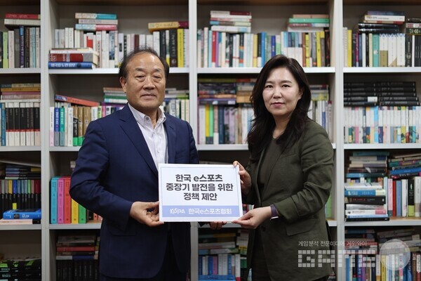 (왼쪽부터) 김영만 한국e스포츠협회장, 강유정 더민주 게임특위 위원장 / 한국e스포츠협회