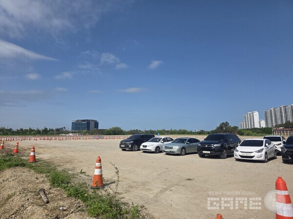 황량한 플레이엑스포 임시 주차장