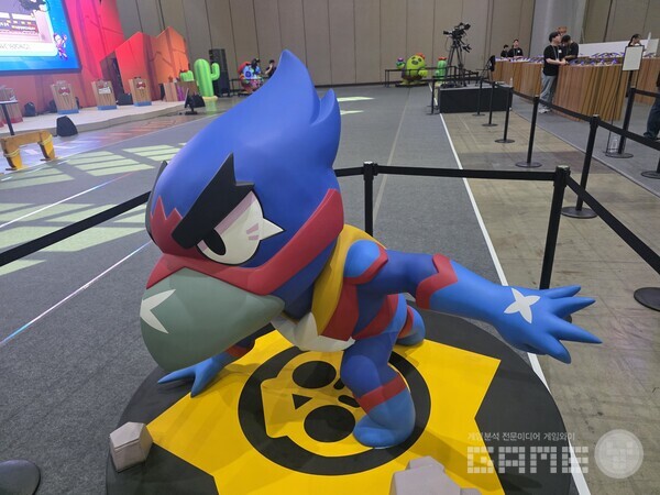 제1전시장 곳곳에 전시된 브롤스타즈 캐릭터 조형물들.