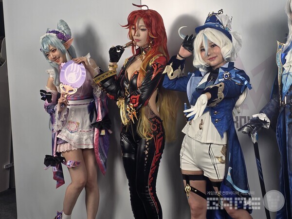 플레이엑스포에서 포즈를 취하고 있는 팀 에이크라운 /게임와이 촬영