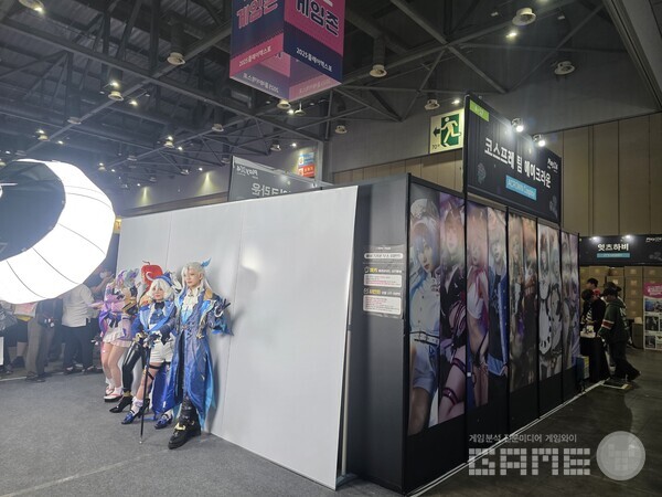 플레이엑스포에서 포즈를 취하고 있는 팀 에이크라운 /게임와이 촬영