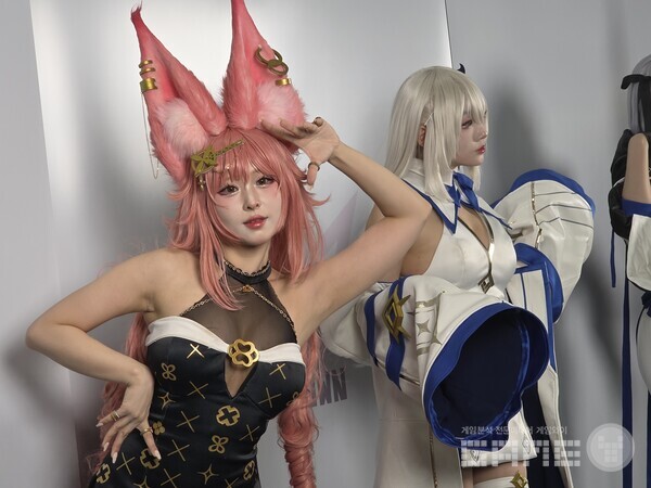 플레이엑스포에서 포즈를 취하고 있는 팀 에이크라운 /게임와이 촬영