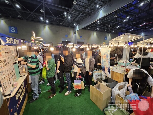 인기있는 야시장 부스의 경우 어지간한 대기업급의 대기열을 자랑한다 / 게임와이 촬영