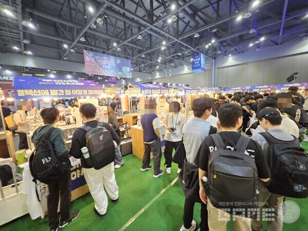 야시장 자체에 사람이 많이 방문한 만큼 북적북적한 모습 / 게임와이 촬영