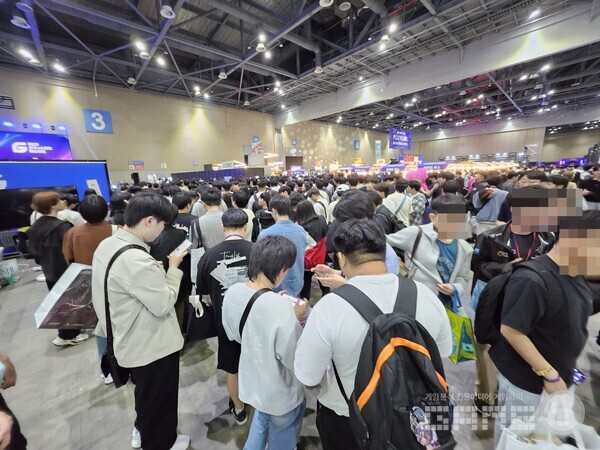 자신의 예약 입장 순서를 기다리는 이용자들. 엄청난 인파를 자랑했다 / 게임와이 촬영