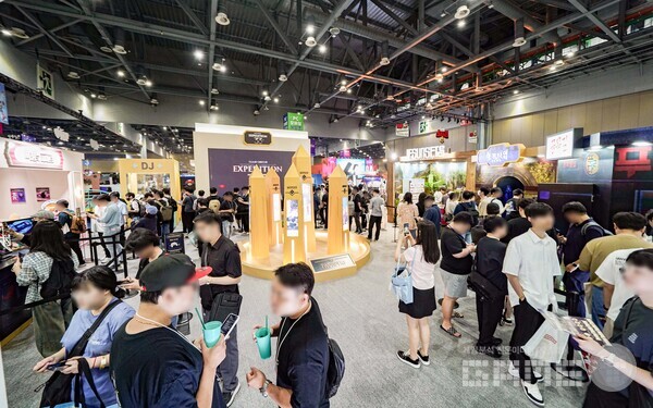 스마일게이트 스토브가 ‘플레이엑스포 2025’에서 선보인 테마형 체험 부스 ‘STOVE WONDER WORLD’가 행사 기간 동안 누적 1만여 명의 방문객을 기록하며 성황리에 막을 내렸다.