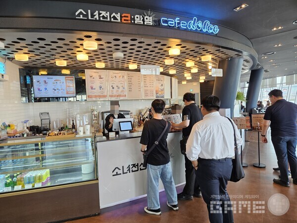 입구 카운터에서 주문을 하는 이용자들의 모습 / 게임와이 촬영