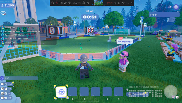 ▲이 사람은 NPC일까? 이용자일까? 마우스 왼쪽 버튼은 항상 ‘공격 ‘버튼이었지만, 여기서는 ‘하이’하고 손을 흔드는 버튼이다. 레고 포트나이트 브릭라이프 /게임와이 촬영