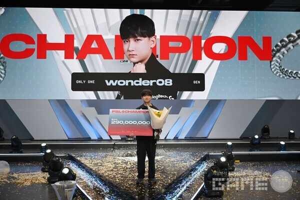 ‘FSL(FC 온라인 슈퍼 챔피언스 리그)’은 기존 ‘eK 리그 챔피언십’을 개편해 올해 처음 도입된 리그로, 지난 6월 14일 서울 잠실 DN콜로세움에서 열린 결승전에서는 Gen.G 소속 ‘wonder08’ 고원재가 T1의 ‘Ofel’ 강준호를 3:2로 꺾고 초대 챔피언에 올랐다.