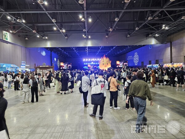 내부로 입장하면 볼 수 있는 장면. 전시장이 꽉찰 정도로 알차게 구성되어 있었다 / 게임와이 촬영