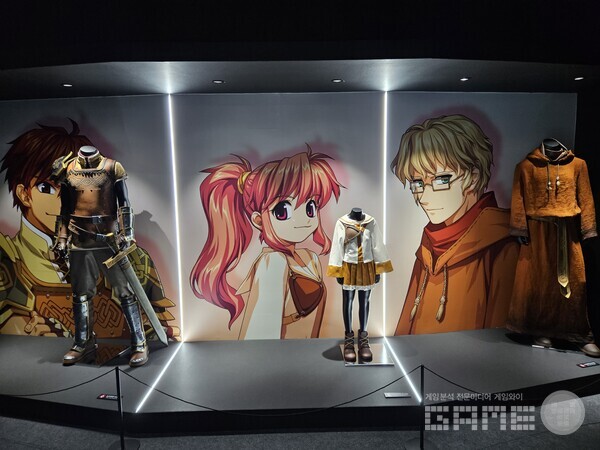 마비노기 메인 스토리의 근본 3인방의 의상이 전시되어 있다 / 게임와이 촬영