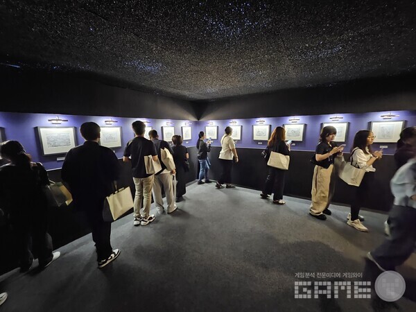 다양한 일러스트가 전시되어 있던만큼 이용자들도 하나하나 관람하는 모습을 보였다 / 게임와이 촬영