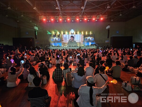 마비노기의 OST를 불러주는 배기성 가수의 모습 / 게임와이 촬영