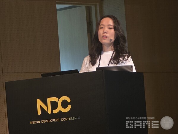  콘솔 UX 포스트모템 세션을 진행 중인 퍼스트스파크게임즈 이현희씨