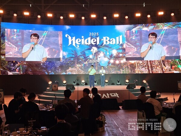 본격적인 시작에 앞서 허준 MC가 무대에 올라 이용자들과 인사했다 / 게임와이 촬영