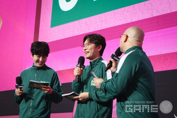 발표하는 김태현 디렉터(중앙) / 넥슨