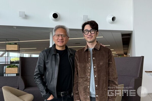 미국 캘리포니아주 산타클라라에 위치한 엔비디아 본사에서 김창한 크래프톤 대표(오른쪽)가 젠슨 황 CEO(왼쪽)과 기념사진을 촬영하고 있다. / 크래프톤