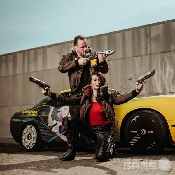 네티즌들은 이 작품을 보고 "이건 그냥 코스프레가 아니라 타임머신이다. 2077년에서 온 게 확실하다"며 시간여행자가 나타난 것 같다는 반응을 보였다.