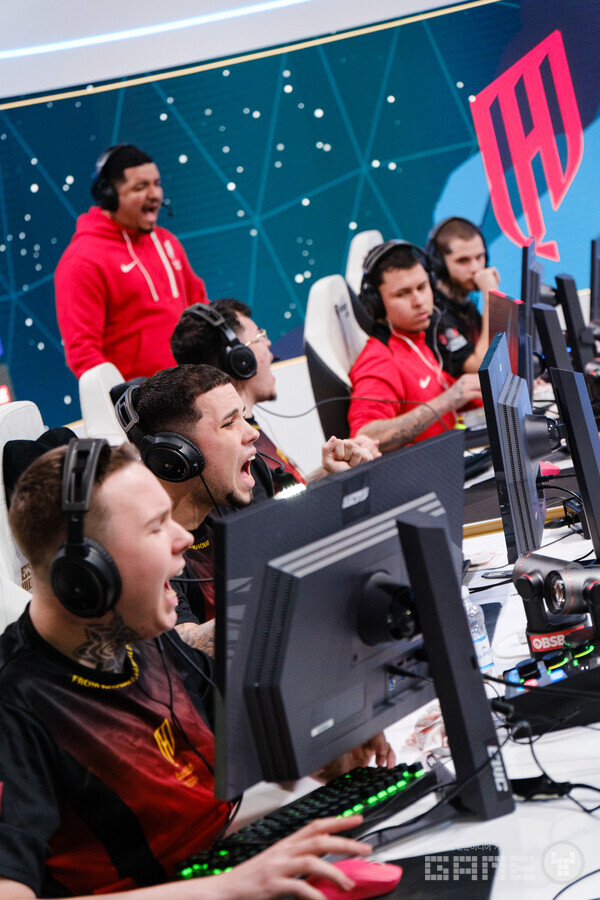 EWC 크로스파이어 2일차_8강전 첫 선착 알 카디시아