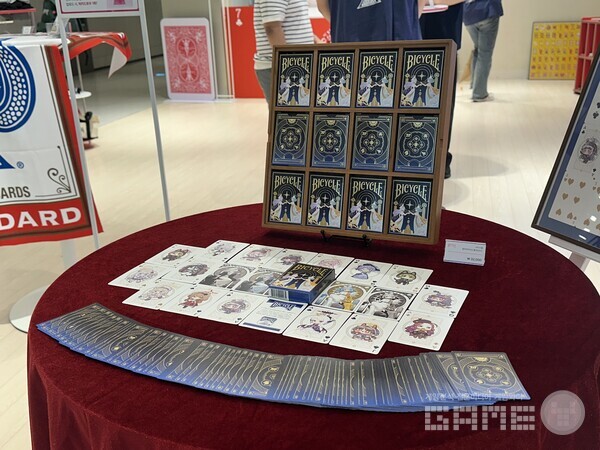 팝업스토어 내 컬래버 카드 전시