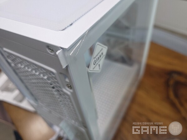 한미마이크로닉스 WIZMAX 우퍼 딥톤 케이스. 튀어 나온 부분을 밀면 케이스가 열린다. /게임와이 촬영