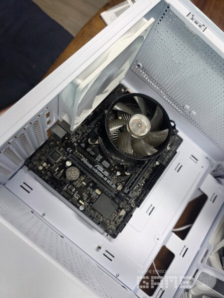 메인 보드를 가장 먼저 장착했다...