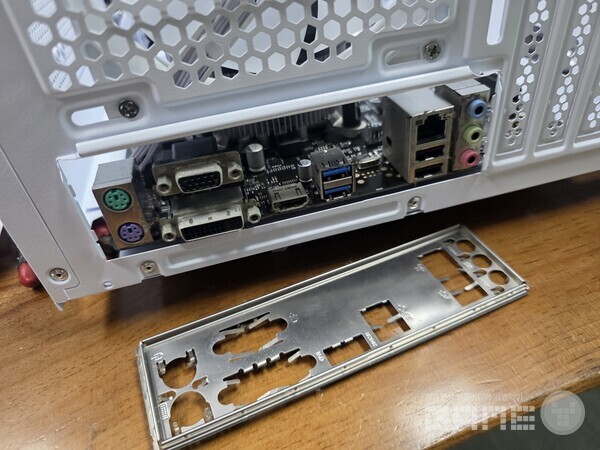 아, 철제 가드(?)를 안 끼웠군, 다시 마더보드 해체.