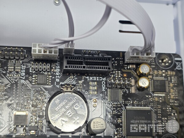 케이스 전원부 선들을 연결하고